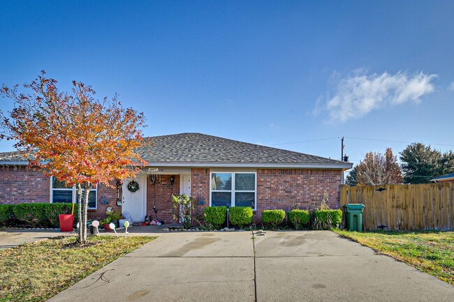 Building Photo - Mansfield 3/2 Duplex