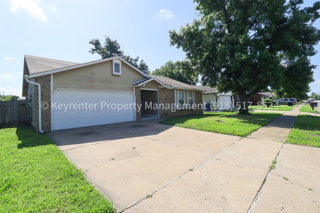 Photo - 3 Bed | 2 Bath in East Tulsa!