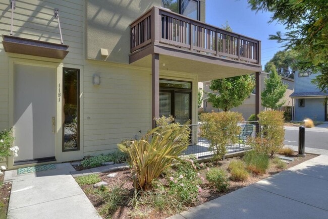 Photo - Exceptional End-Unit Townhome in Sterling ...
