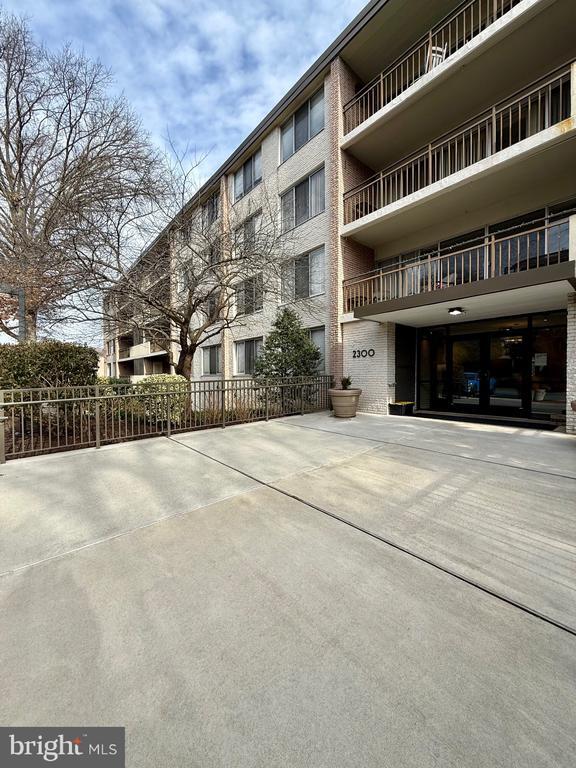 Building Photo - 2300 Riddle Ave Unit 208