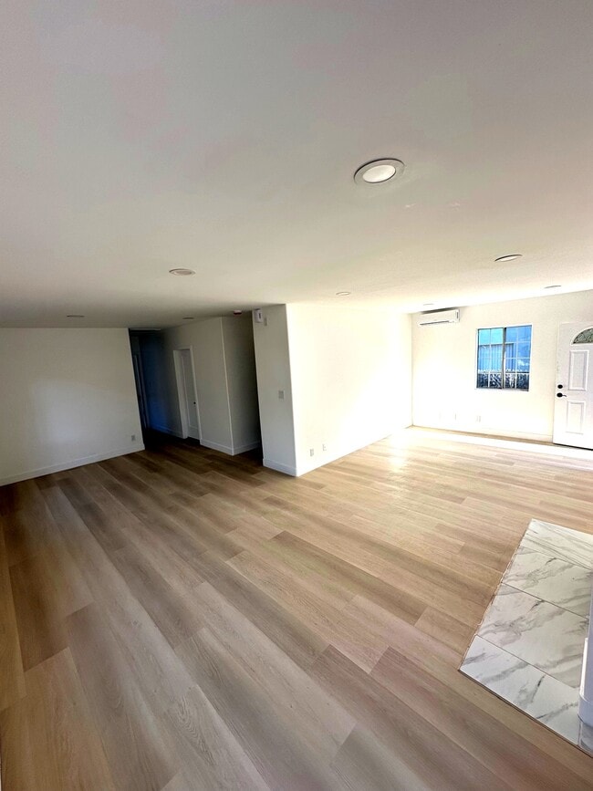 Photo - 1182 N Kingsley Dr