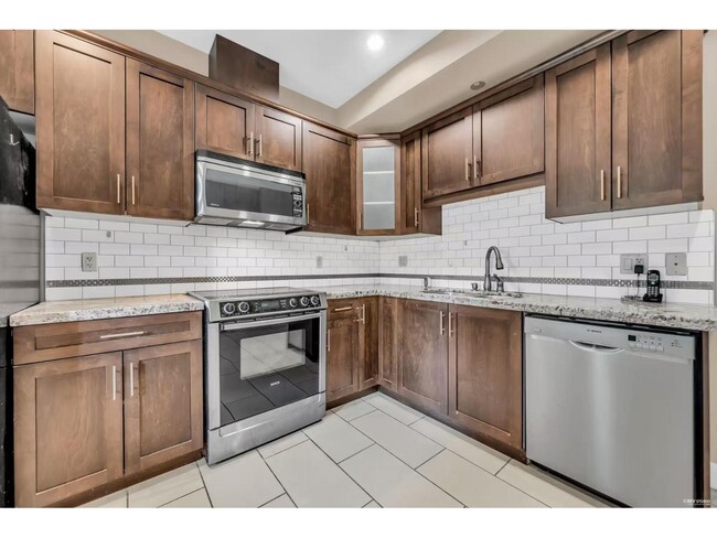 15933-1586A 86a Ave