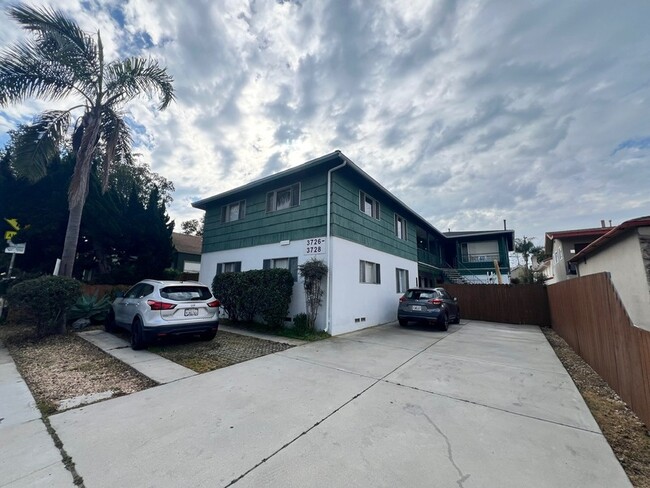 Photo - 3728.5 Ingraham St
