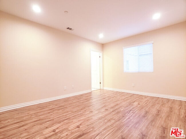 Building Photo - 1142 S Mariposa Ave Unit 1/2 Rental