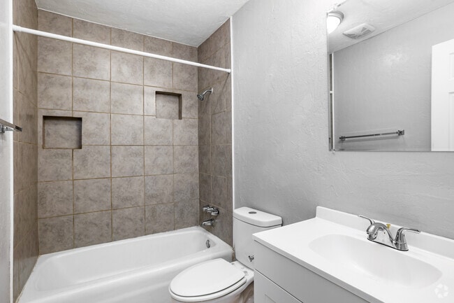 1BR, 1BA - 650SF - Bathroom - Lawton Courtyard Apartments