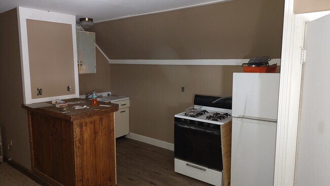 Building Photo - 3285 W 61st St Unit upstairs