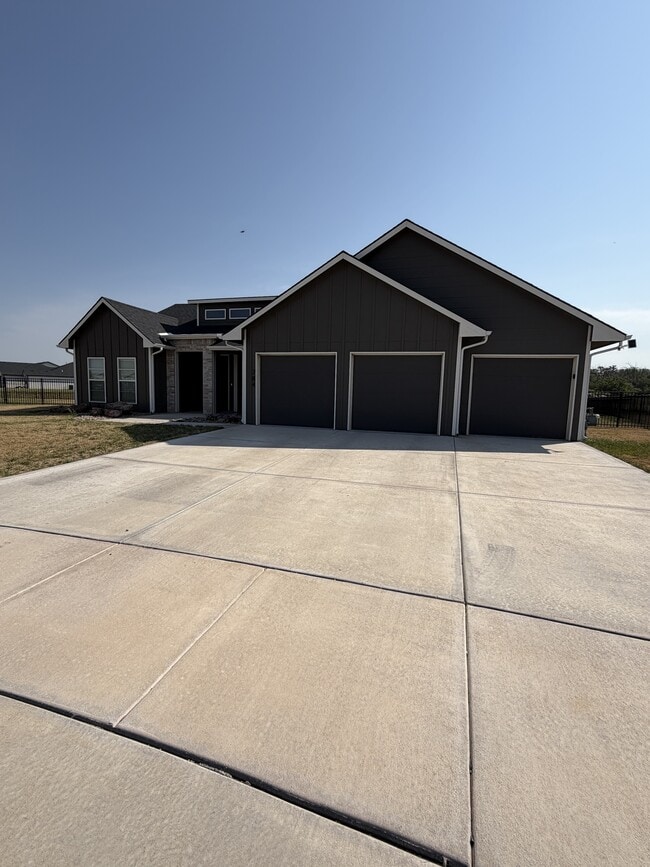 Building Photo - 784 Trails End Ct