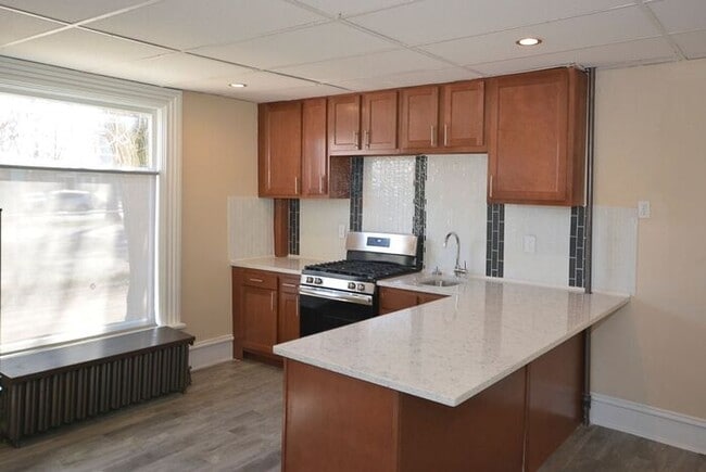Spacious 1bed/1bath on main floor of with ... - Spacious 1bed/1bath on main floor of with ... House