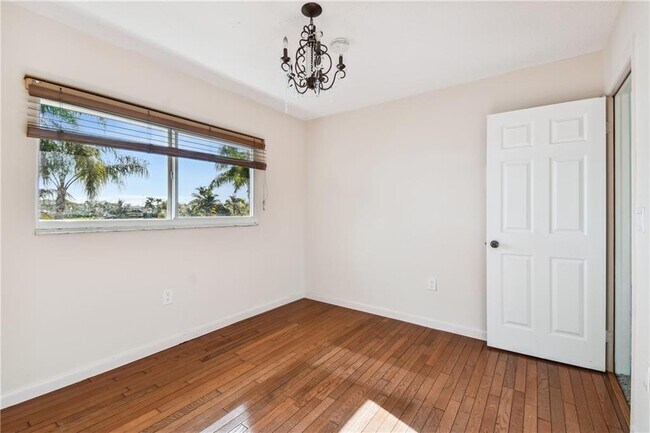 Photo - 541 NW 205th Ave