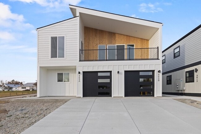 Building Photo - 865 9th St W Unit B