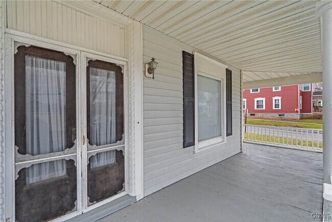 Photo - 402 Oneida St