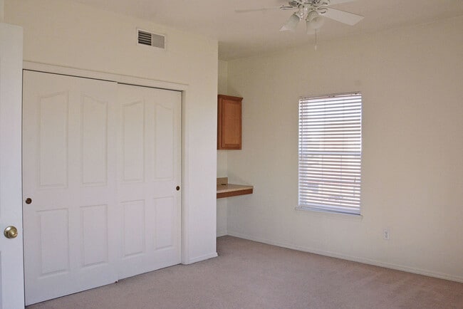 1 Bedroom with build in desk