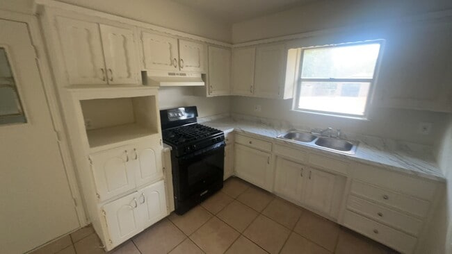 1308 Hickory Ln