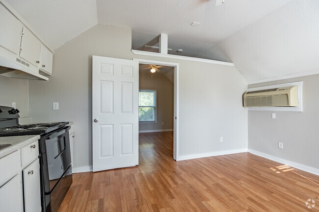 1BR, 1BA - 500SF