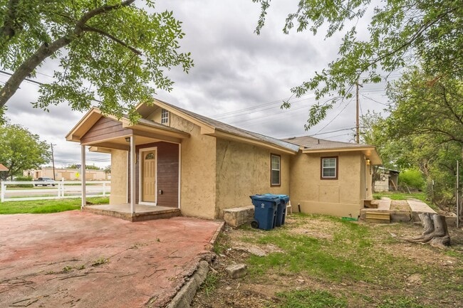 101 W Schreiner St