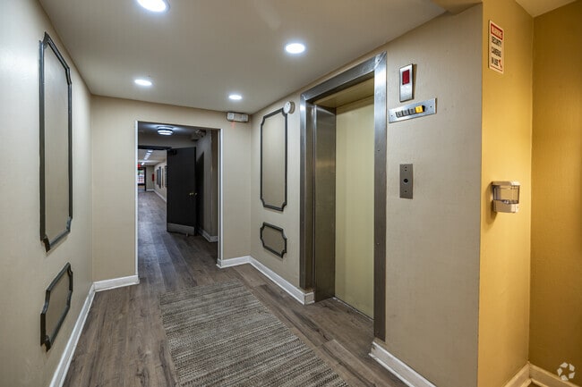 Lobby - Oakland Manor
