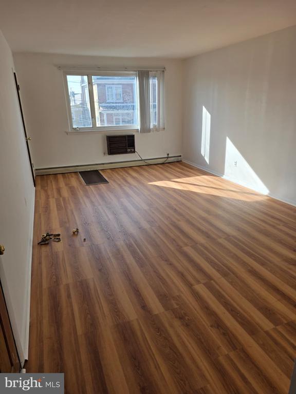 Photo - 219 W 6th St