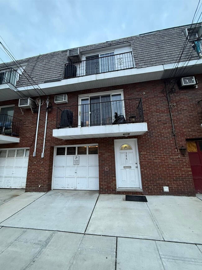 Building Photo - 304 40th St Unit 1