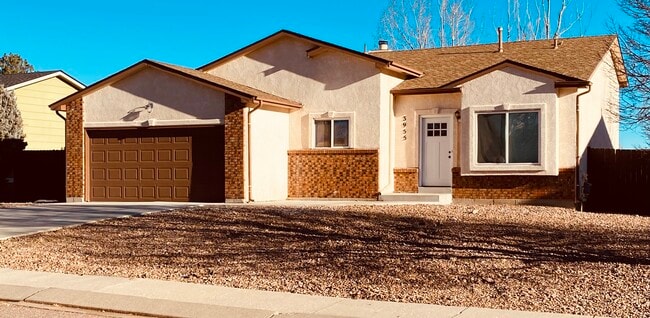 Front yard and driveway - 3955 Glenhurst St