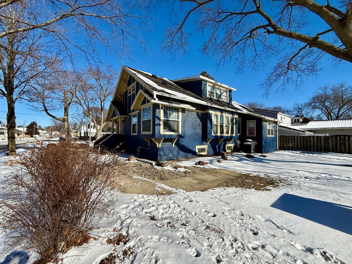 Photo - 422 5th St NW