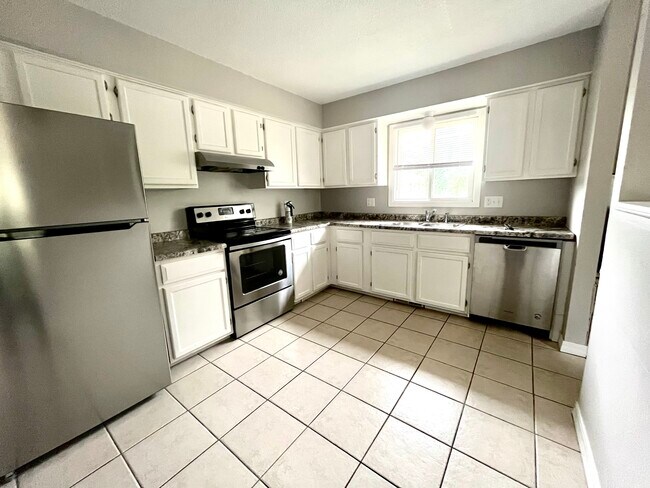 amplia cocina de concepto abierto - 502 Sunnyside Ln