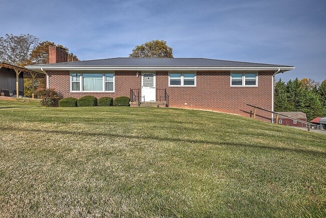 Building Photo - 3 Bedroom / 2 Bath Brick Home with drive under garage