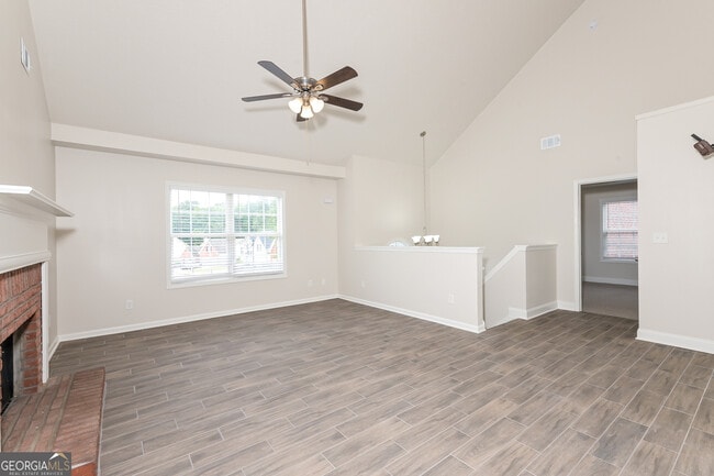 Photo - 1599 Queen Elizabeth Dr