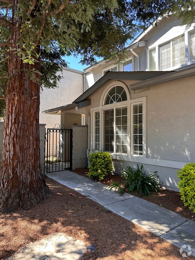 Building Photo - 3 Bedroom, 2 Bathroom Home in Sequoia Vill...