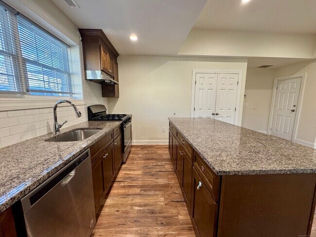 Photo - 950 Lindley St