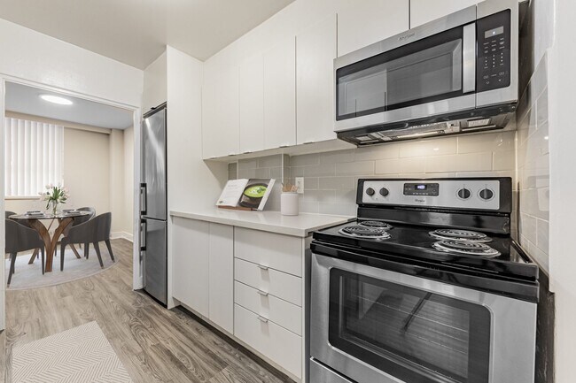 Photo - 650 Eglinton Avenue West