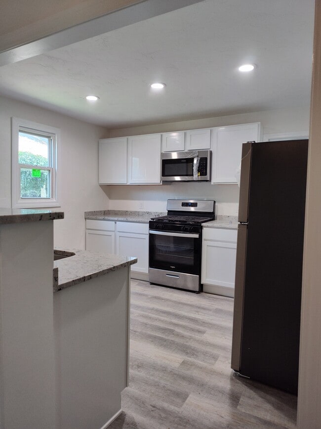 Photo - 323 S West St