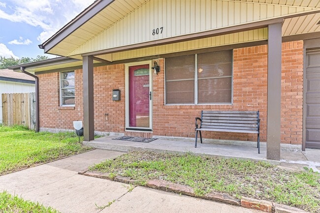 Building Photo - 807 Temple Dr Rental