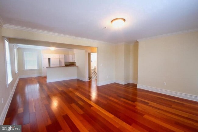 Photo - 303 Charles St