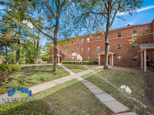 Building Photo - Newly Renovated Apartment Building Unit 16
