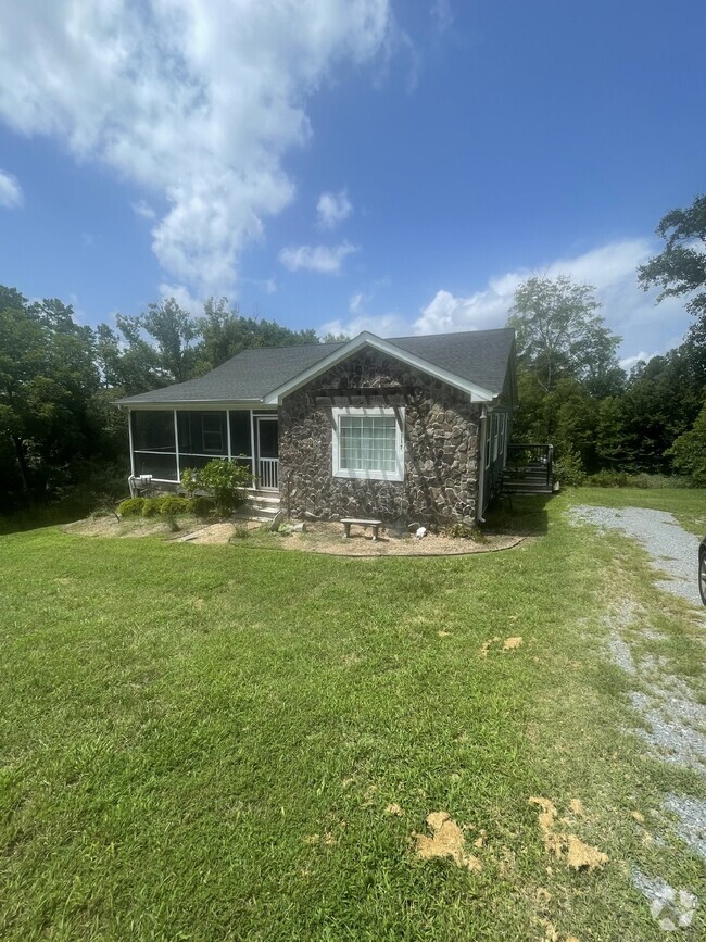 Building Photo - 3 bd/2bth Country Living in Goode Rental