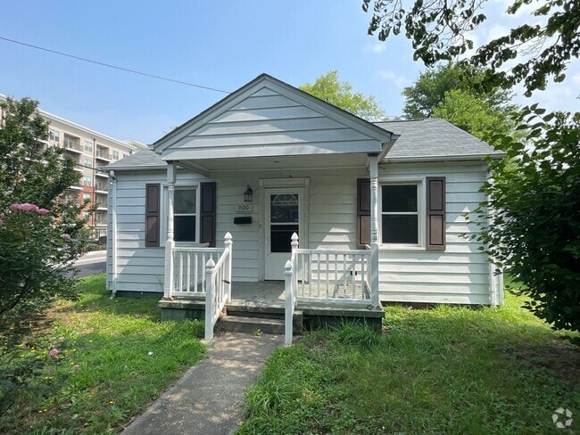 Building Photo - 1100 Goddin St Rental