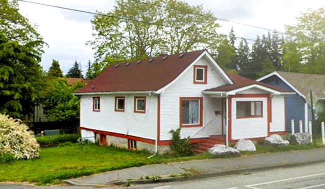 Building Photo - Spacious Unique Home in Central Location