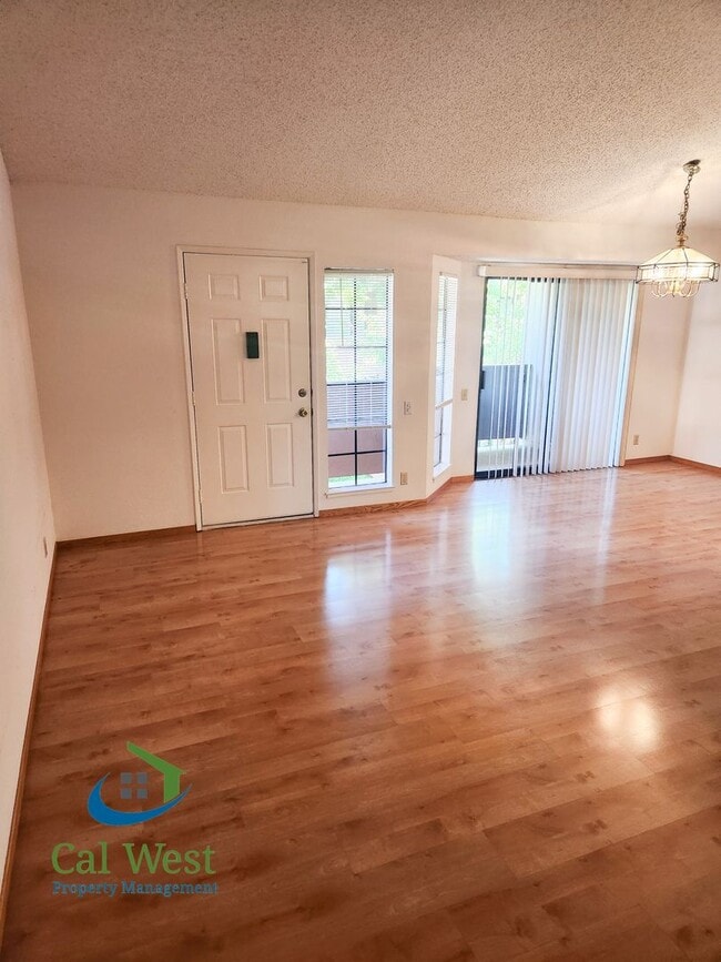 Photo - 01248 - % - Costa Mesa Terrace #G Unidad #G