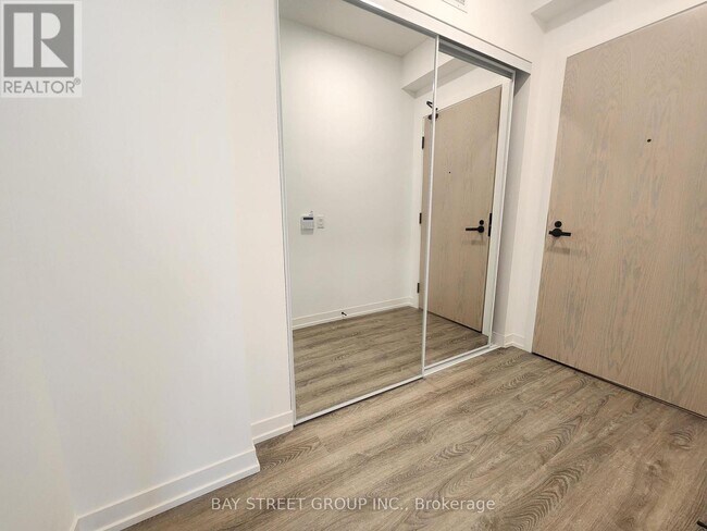 Photo - 8 Interchange Wy Unité 3009