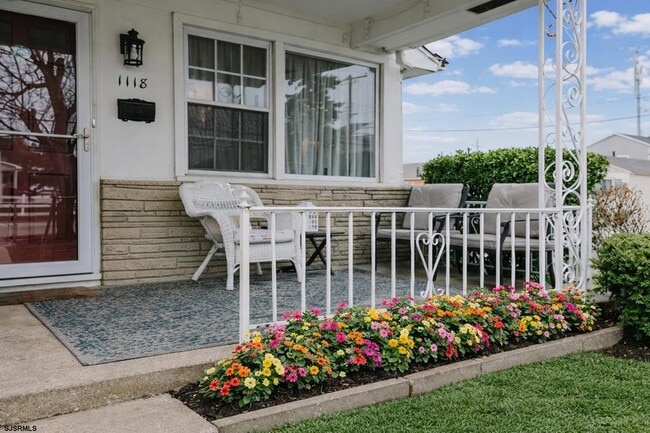 1118 W Beach Ave