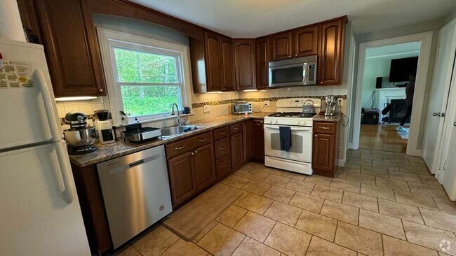 Building Photo - 263 Burbank Rd Rental