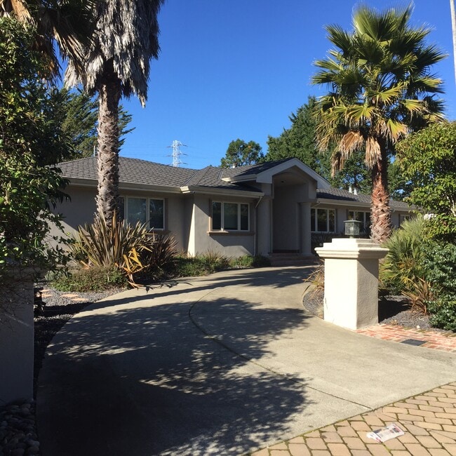 Photo - 1485 Lakeview Dr