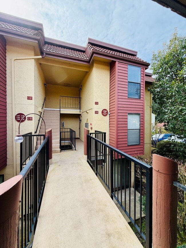 Building Photo - Affordable Top Floor Condo on Bus Route Unit C48