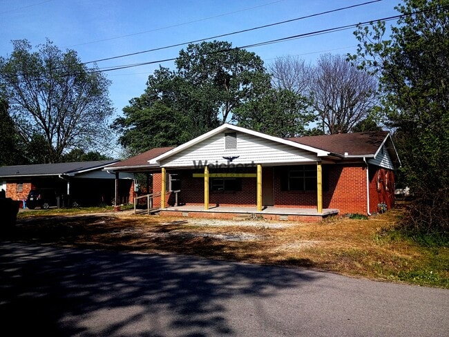Building Photo - Remodeled 3bed/1bath with fenced backyard