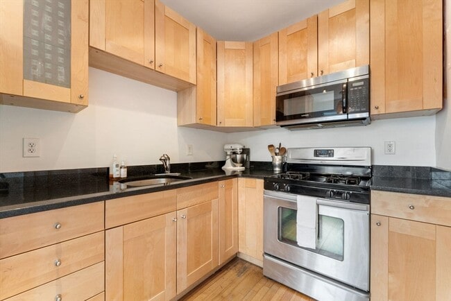 Building Photo - 20 Concord Ave Unit 6R Rental