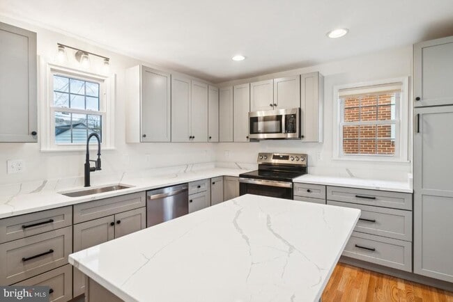 Photo - 7809 Oakdale Ave