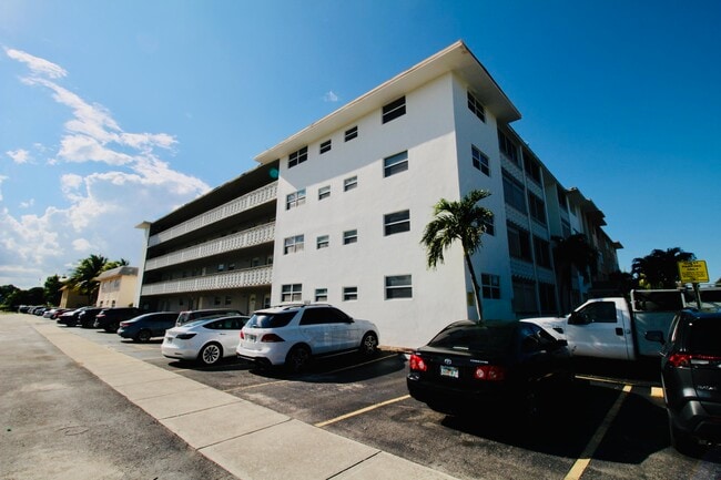 Building Photo - 211 NE 8th Ave Unit 208