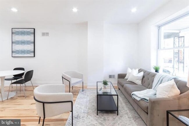 Photo - 2937 Nicholas St