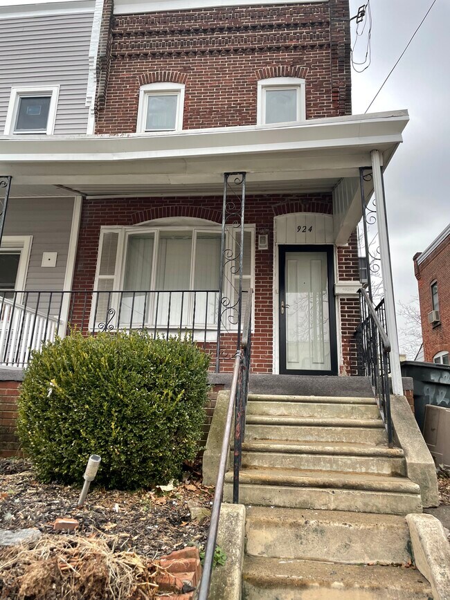 Front of home - 924 Fulton St House