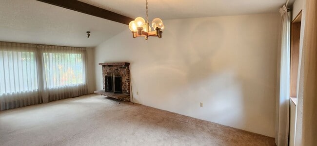 Photo - LYNNWOOD Spacious 3 bdrm + Den & Family Room Home